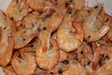 Kraliyet karidesleri yemek için hazırlanıyor.