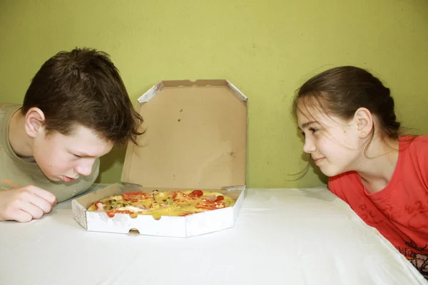 아이들은 식탁에 피자를 먹습니다 — 스톡 사진