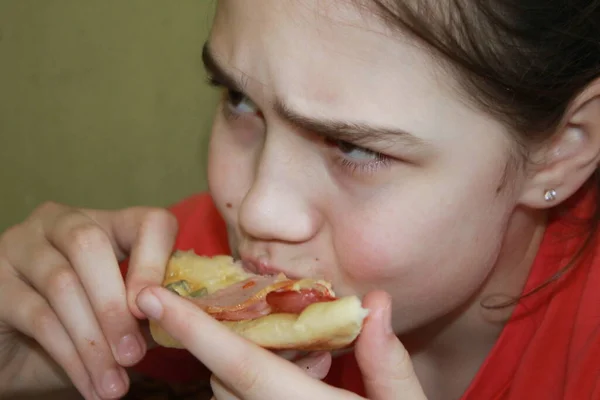 Meisje Eet Pizzabababy Meisje Eet Pizza Zitten Aan Tafel — Stockfoto