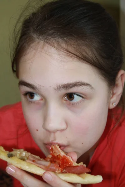 Menina Come Pizzababy Menina Come Pizza Sentado Mesa Imagem De Stock