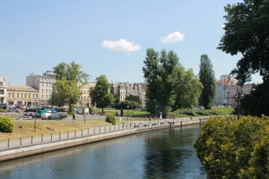 Bydgoszcz şehir manzarası Byrda nehrinin farklı kıyılarından