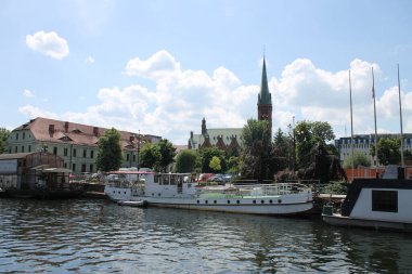Bydgoszcz şehir manzarası Byrda nehrinin farklı kıyılarından
