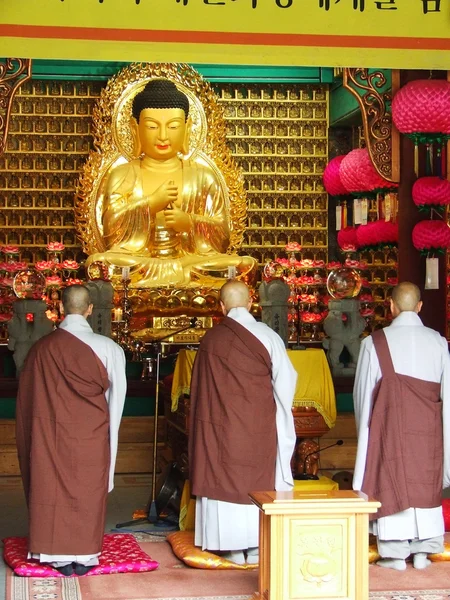 The monks pray — Stock Photo, Image