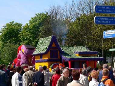  geçit töreni çiçekler