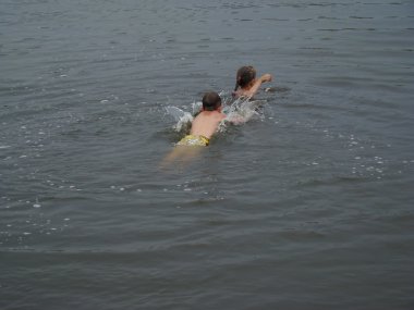 Nehirde Yüzme çocuklar