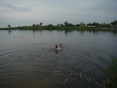 Nehirde Yüzme çocuklar