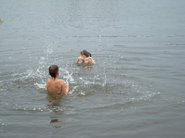 Barn som badar i floden — Stockfoto