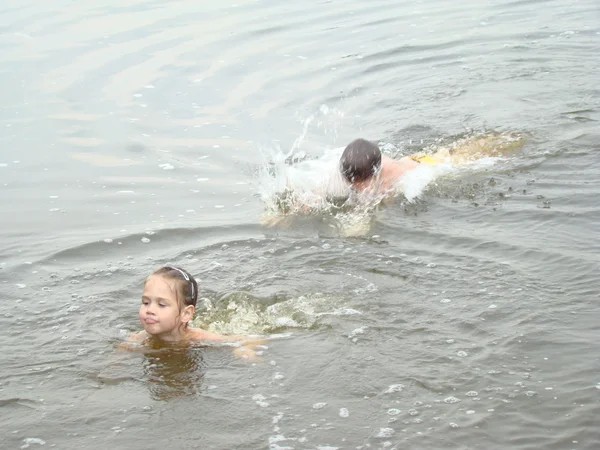 Enfants se baignant dans la rivière — Photo