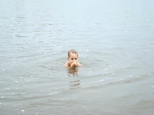 Criança está tomando banho no rio — Fotografia de Stock