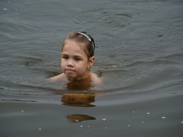 Kind badet im Fluss — Stockfoto