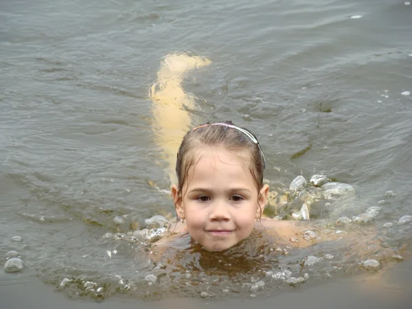 Ребенок купается в реке — стоковое фото