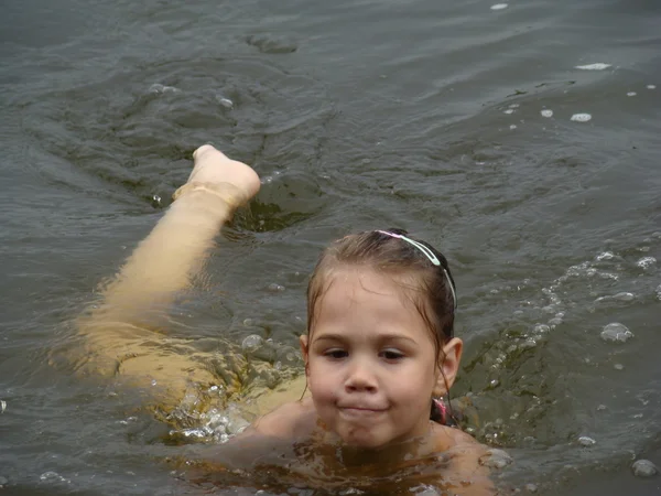 Kind is Baden in de rivier — Stockfoto