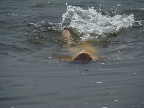 Enfant se baigne dans la rivière — Photo