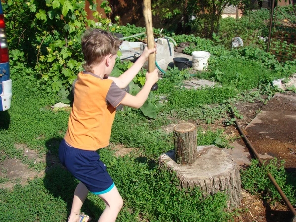 Niño cortando madera — Foto de Stock