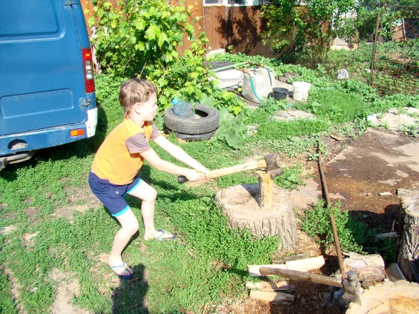 Criança cortar madeira — Fotografia de Stock