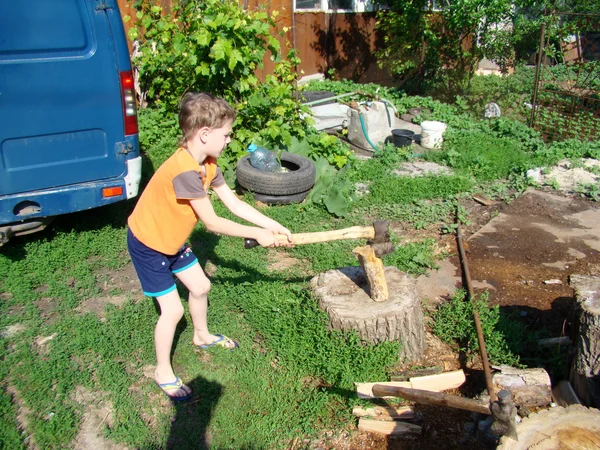 Niño cortando madera — Foto de Stock