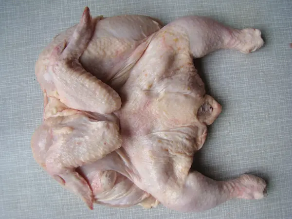 全焼した新鮮な鶏の食事の準備を待っています — ストック写真