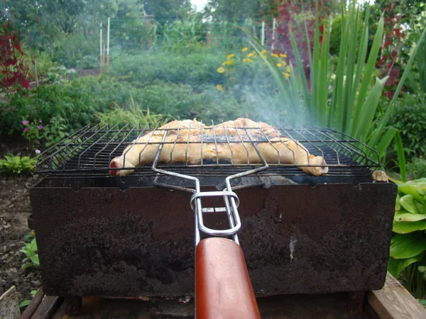 Cozinhando Grelha Frango Cozido Grelha Uma Grade Metal — Fotografia de Stock