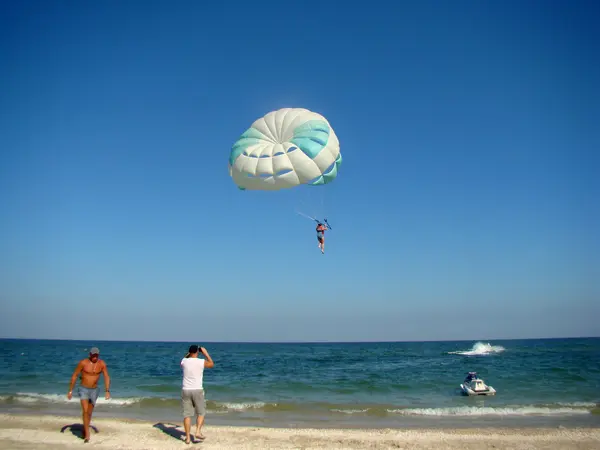 Paseo Paracaídas Pueblo Urbano Kirillovka Costa Del Mar Azov Foto —  Fotos de Stock