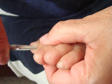 makas, hijyen ve temizlik ile ayak tırnakları kesmek için.