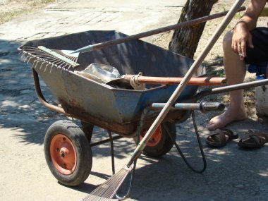 İki tekerlek üzerinde küçük yüklerin taşınması için el arabası