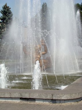 Dnepropetrovsk Opera tiyatrosu yakınında çeşme sprey.