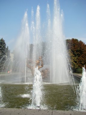 Dnepropetrovsk Opera tiyatrosu yakınında çeşme sprey.