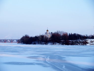 Dnepropetrovsk limanda Dnieper Nehri görünümlerinden manastır Adası'na doğru kıyısında.