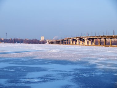 Kiev, donmuş nehrin Dnieper köprüden.