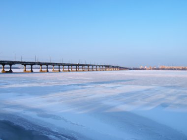 Kiev, donmuş nehrin Dnieper köprüden.