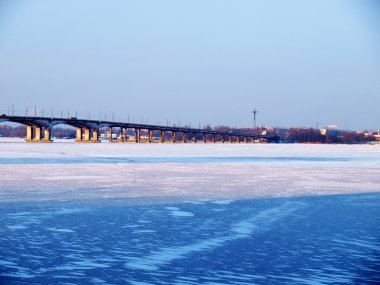 Kiev, donmuş nehrin Dnieper köprüden.