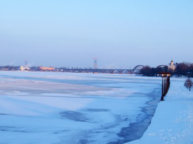 Dnepropetrovsk, Dnieper Nehri, şehir merkezine doğru banka çıkabilir.