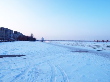 Dnepropetrovsk, Dnieper Nehri, şehir merkezine doğru banka çıkabilir.