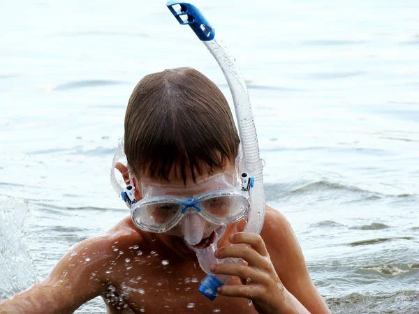 Bir Çocuk Bir Maske Yüzme Için Şnorkel Ile Nehre Banyoları — Stok fotoğraf