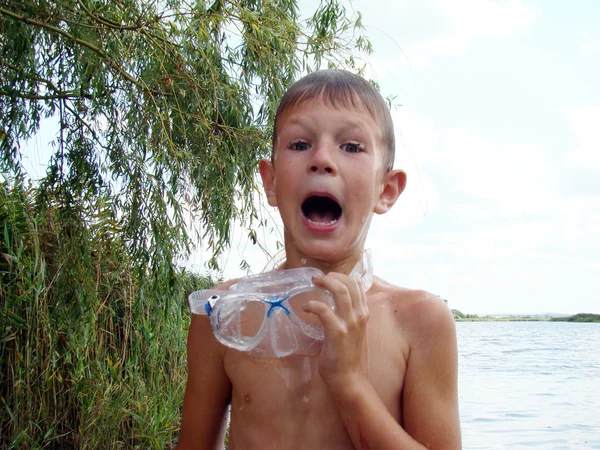 孩子在河里洗澡 带着面具和浮潜游泳 — 图库照片