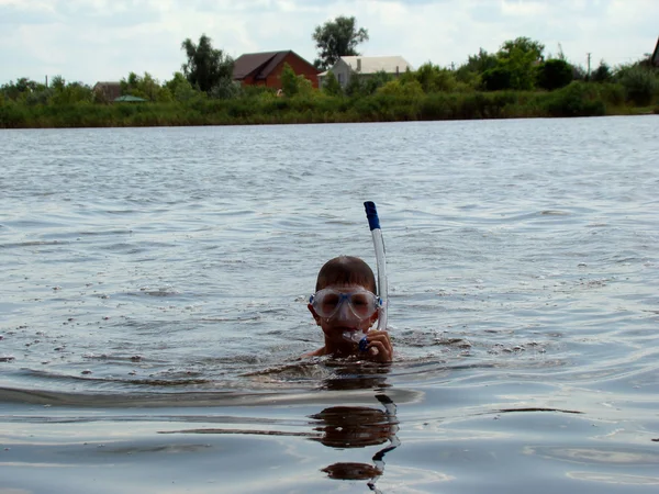 Ein Kind Badet Fluss Mit Maske Und Schnorchel Zum Schwimmen — Stockfoto