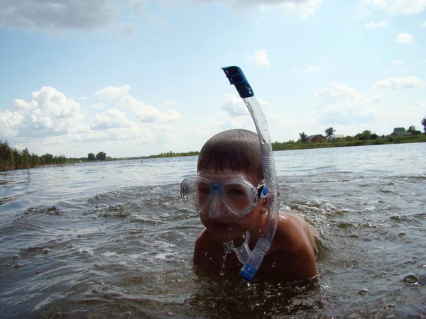 Dziecko Kąpie Się Rzece Maska Fajka Pływania — Zdjęcie stockowe
