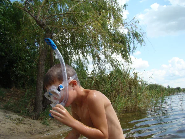 Uma Criança Toma Banho Rio Com Uma Máscara Snorkel Para — Fotografia de Stock