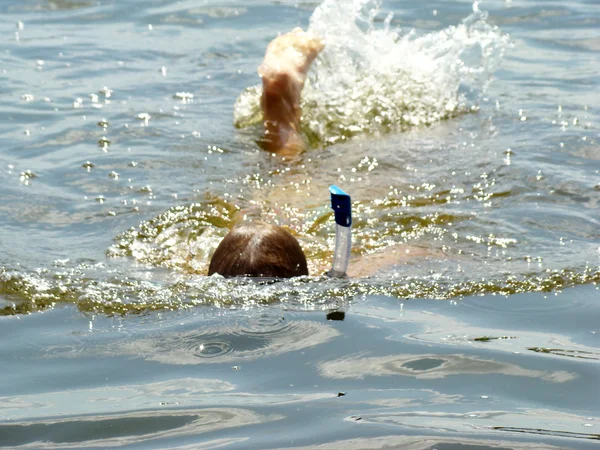 Niño Baña Río Con Una Máscara Snorkel Para Nadar — Foto de Stock