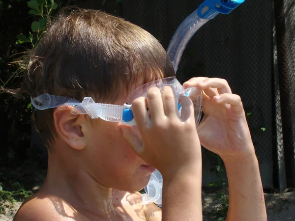 Uma Criança Toma Banho Rio Com Uma Máscara Snorkel Para — Fotografia de Stock