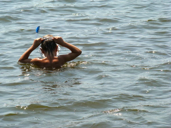 Uma Criança Toma Banho Rio Com Uma Máscara Snorkel Para — Fotografia de Stock