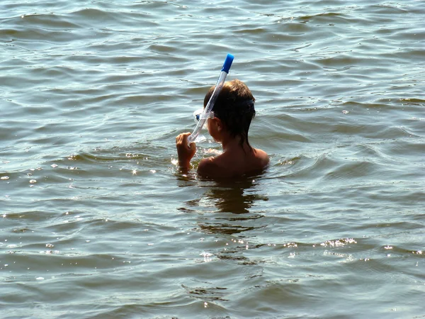 Child Bathes River Mask Snorkel Swimming — Stock Photo, Image