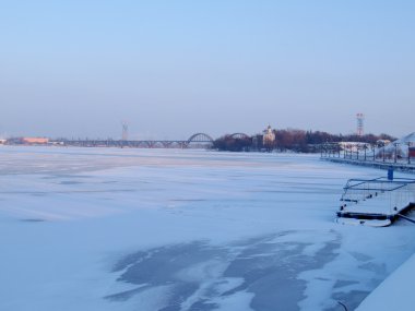 Dnepropetrovsk limanda Dnieper Nehri görünümlerinden manastır Adası'na doğru kıyısında.
