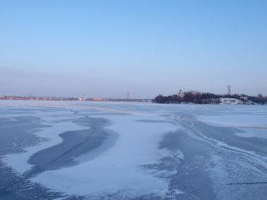 Dnepropetrovsk limanda Dnieper Nehri görünümlerinden manastır Adası'na doğru kıyısında.