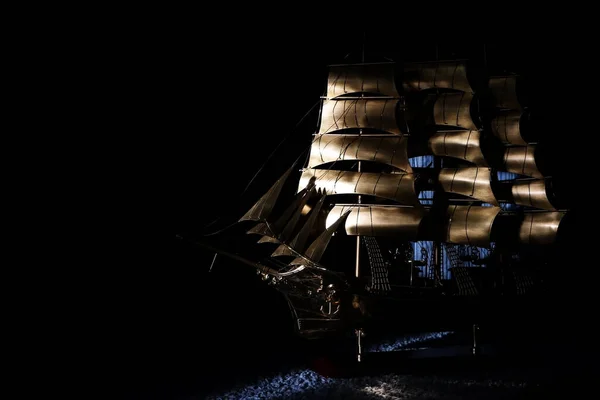 Beeld van een zeilschip. Een close-up van een groot schip in gouden kleur. Scheepsmodel. Kunst. Inzameling — Stockfoto