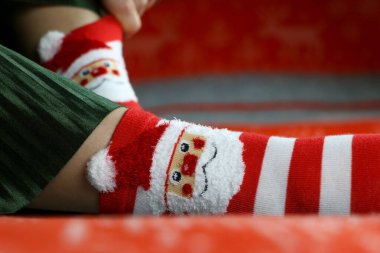 Yeni yıl çorapları. Tatil için kırmızı çoraplar. Noel çorabı konsepti. Kış tatili Xmas ve Yeni Yıl konsepti