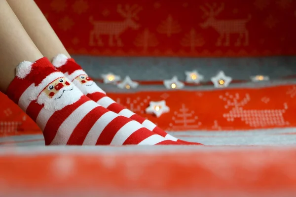 Yeni yıl çorapları. Tatil için kırmızı çoraplar. Noel çorabı konsepti. Kış tatili Xmas ve Yeni Yıl konsepti