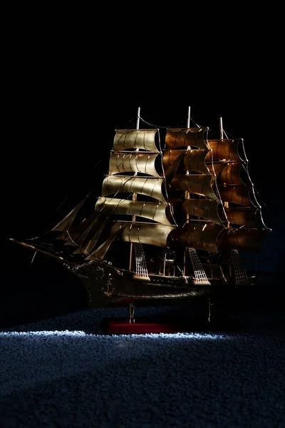 Egy vitorlás hajó szobra. Egy közeli kép egy nagy hajóról arany színben. Hajó modell. Művészet. Gyűjtés — Stock Fotó
