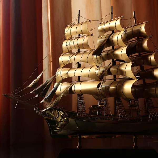 Verzamelbare schip beeldje in gouden kleur. kunst. scheepsmodel. — Stockfoto
