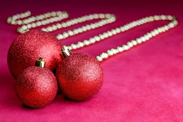 Noel ağacı süslemesi. Kırmızı arka planda kırmızı ve altın bir noel ağacı süslemesi. Noel balosu ve Noel süslemeleri.
